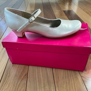 Nina girls dress shoe Size 2